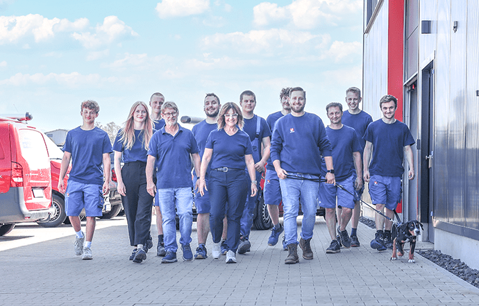Team-dorscht-haustechnik_WEB Das gesamte Team von dorscht haustechnik auf dem Firmengelände in Weitramsdorf.