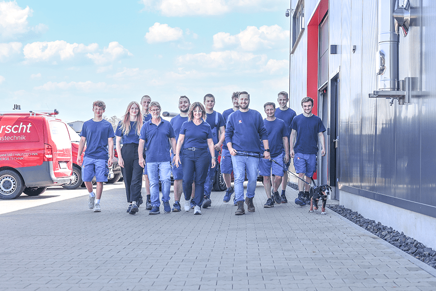 Team-dorscht-haustechnik_WEB Das gesamte Team von dorscht haustechnik auf dem Firmengelände in Weitramsdorf.