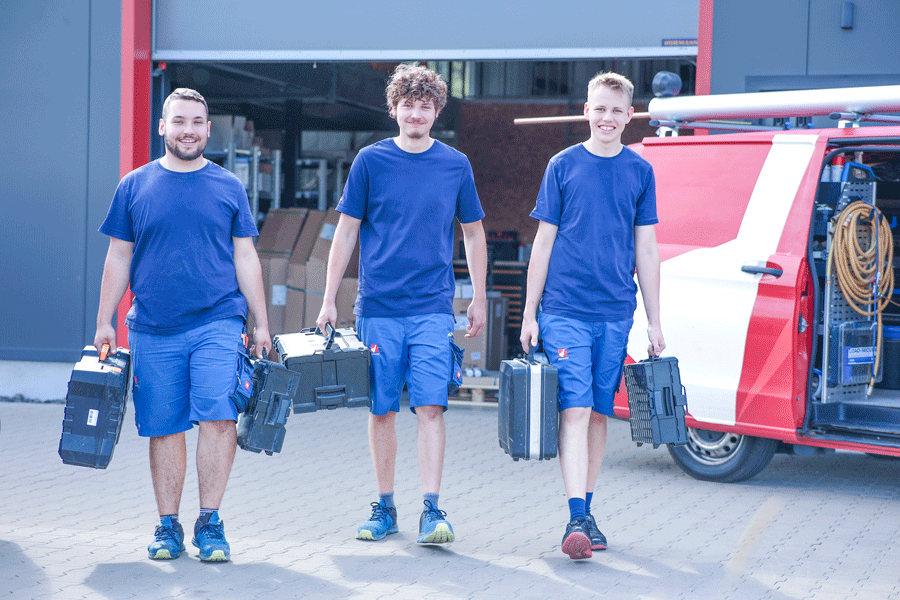 dorscht-haustechnik-ausbildung-anlagenmechaniker-shk Monteure von dorscht haustechnik geben sie die Hände für ein High Five