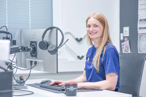 dorscht-haustechnik-felicia-debye-kontakt Kundenbetreuerin Felicia Debye an ihrem modernen Arbeitsplatz bei dorscht haustechnik in Weitramsdorf